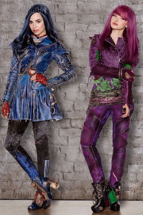 Mal and Evie from descendants Mal Descendants 2, Descendants Dress, Mal From Descendants, The Isle Of The Lost, Dove Cameron Descendants, Descendants Pictures, Descendants Wicked World, Evie Descendants, Descendants Costumes