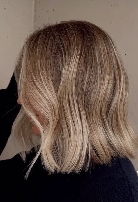 Full Highlight Before And After, Short Dirty Blonde Hair, Short Blonde Balayage, Dark Blonde Bobs, Fall Blonde Hair, Caramel Blonde, Fall Blonde, Dirty Blonde Hair, Hair Idea