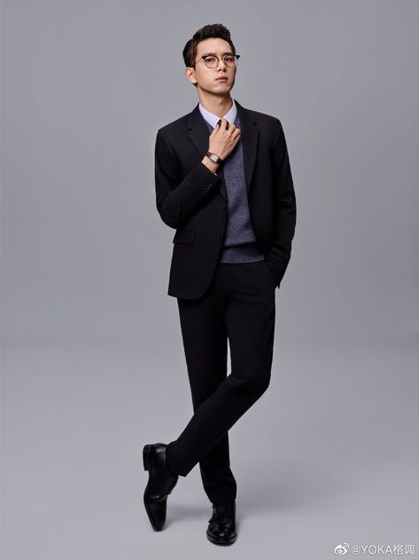 Men Suit Outfit, Groom Suit Black, Korean Suit, Family Photo Studio, Li Xian, Studio Poses, Photoshoot Studio, Men Photoshoot, Standing Poses