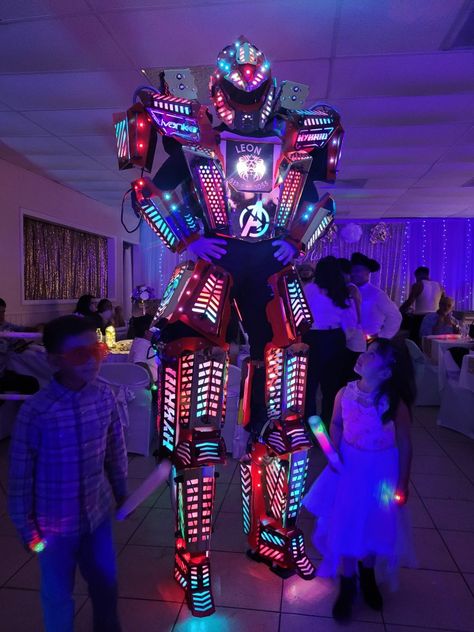 Party Robot Quince, Cyberpunk Party Ideas, Sweet 15 Themes, Led Robot, Quince Themes, Robot Theme, Bar Mitzva, Pink Quince, Quince Decorations