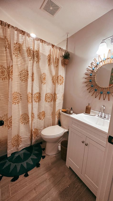 Boho Bathroom Apartment, Bohemian Bathroom Decor Ideas, Apartment Decorating Bathroom, White Bathroom Makeover, Colorful Boho Bathroom, Bathroom Ideas Colorful, Apartment Bathrooms, Apartment Decorating Boho, Cozy Bathroom Ideas