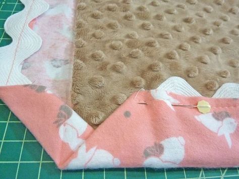 Cuddle + Flannel Baby Blanket with Easy Binding: Fabric Depot & Shannon Fabrics | Sew4Home Flannel Baby Blanket, Flannel Baby Blankets, Sew Ins, Baby Sewing Projects, Quilt Baby, Quilt Binding, Baby Projects, Diy Couture, Easy Sewing Projects