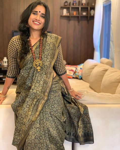 Neetha Manoj on Instagram: “Day 6 #nationalhandloomdaywithbb Last October I was on a vacation in Gujarat with my family and friends . Gujarat is an amazing place…” Saree Draping Styles, Saree Models, Saree Dress, Day 6, Family And Friends, Saree Blouse, My Family, Saree, On Instagram