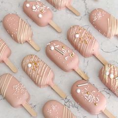 Image may contain: food Diy Cakesicles, Pink Popsicles, Cake Sicles, Popsicles Cake, Chocolate Popsicles, Pink Treats, Cake Pop Designs, Gourmet Candy, Parfait Recipes