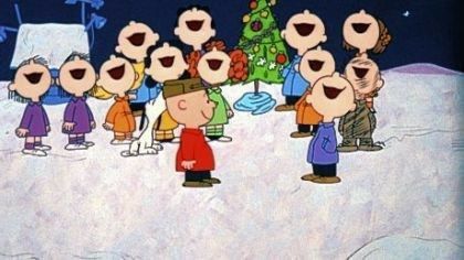 Peanuts Christmas Wallpaper Desktop, Christmas Nostalgia 2000, Snoopy Christmas Laptop Wallpaper, Old Disney Christmas Aesthetic, Christmas Movie Memes Funny, Cartoon Christmas Tree, Christmas Playlist, Christmas Tree Wallpaper, Merry Christmas Baby