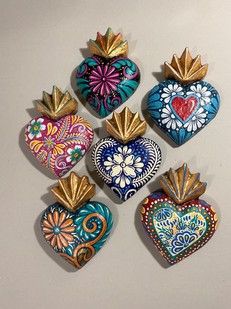 Mexican Heart Art, Mexican Folk Art Decor, Mexican Heart, Sacred Heart Art, Mexican Culture Art, Sacred Hearts, Mexican Ceramics, Mexican Home Decor, Mexican Crafts