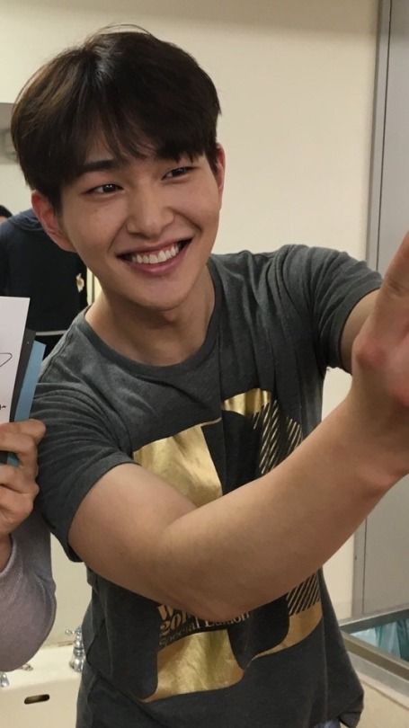 Onew Shinee Smile, Shinee Five, Shinee Members, Onew Shinee, Shinee Debut, Shinee Onew, Lee Jinki, Shinee Jonghyun, Onew Jonghyun