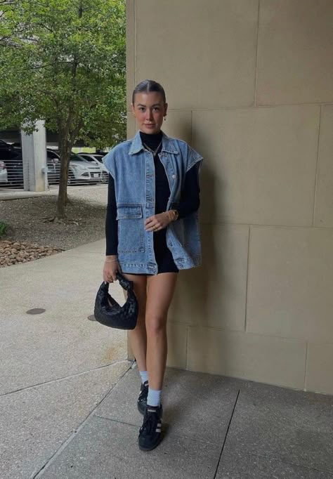 Oversized Sleeveless Denim Jacket Outfit, Two Tone Denim Outfit, Denim Vest Oversize, Oversize Denim Vest Outfit, Long Jean Vest Outfits, Denim Vest Over Dress, Denim Vest Winter Outfit, How To Style A Jean Vest, Long Denim Vest Outfit