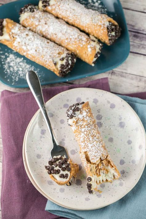 Homemade Cannoli Recipe: traditional cannoli with deep fried shells an a smooth ricotta filling.  As good as Italian bakery! {bunsenburnerbakery.com} #cannoli #italian #italiandesserts Fried Shells, Homemade Cannoli Recipe, Homemade Cannoli, Cannoli Shells, Cannoli Filling, Ricotta Filling, Vegetable Tart, Cannoli Recipe, Bunsen Burner