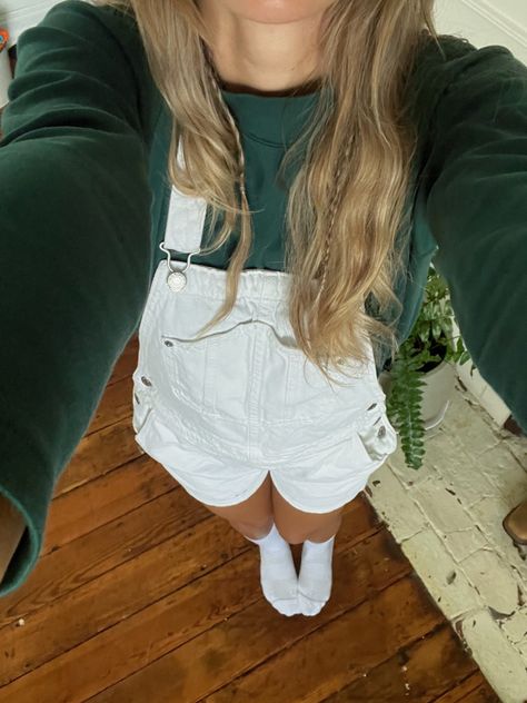 Cute Vintage Outfits Summer, Short Overalls With Long Sleeve Shirt, Cute Overall Shorts, How To Style White Overalls, Senior Year Fits, Preppy Overalls Outfit, White Shortalls Outfit, White Overall Shorts Outfit, White Short Overalls Outfit