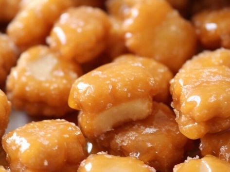 Salted Caramel Cracker Bites – A Crunchy, Sweet, and Salty Snack Perfect for Any Occasion - NewsBreak Salted Caramel Cracker Bites, Creamed Corn Cornbread, Pecan Cobbler, Oreo Flavors, Oyster Crackers, Corn Dishes, Butter Toffee, Cinnamon Recipes, Dessert Dips