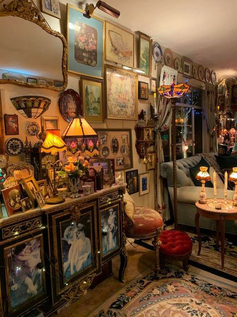 Maximalist Dream Home, Maximumist Decor, 80s Maximalism Interior, Cluttercore Apartment, Vintage Furtinure, Maximalist House Decor, Maximalist Apartment Decor, Clutter Core Aesthetic, Maximalism House