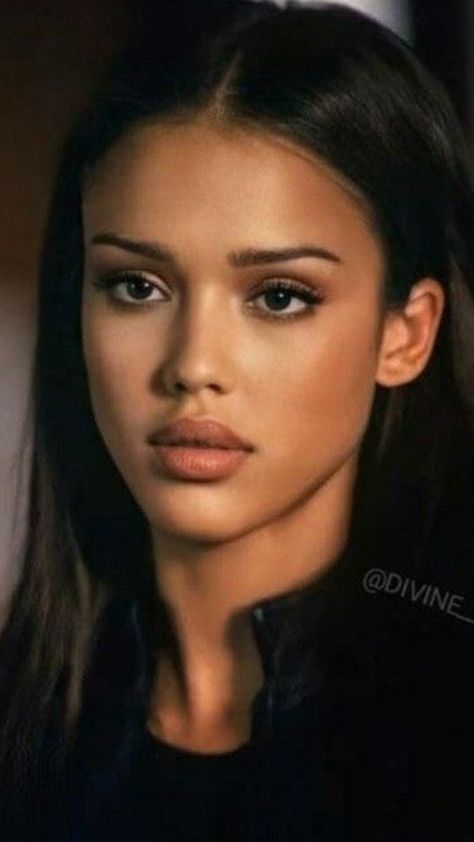 Jesica Alba Make Up, Jessica Alba Eye Makeup, Jessica Alba Lips, Jessica Alba Makeup Looks, Jessica Alba 2000s Makeup, Protruding Eyes Celebrities, Celebrities With Dark Hair, Maddy Euphoria Hairstyles, Jessica Alba Dark Hair