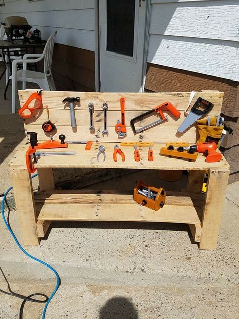 Play Work Bench, Toy Tool Bench, Small Narrow Playroom Ideas, Diy Boys Outdoor Play Area, Boys Outdoor Play Area, Starter Woodworking Projects, Kids Pallet Projects, Kids Tool Bench Diy, Diy Pallet Projects For Kids