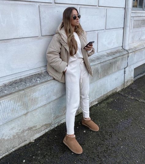 Tan Crocs Outfit, Emu Outfit, How To Style Ugg Boots, Mini Ugg Outfit, Style Ugg Boots, Uggs With Skirt, Uggs Tasman, Amsterdam Outfit, Outfit With Uggs