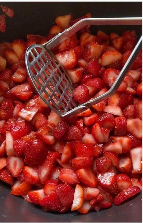 Strawberry Jam Recipe Canning, Canning Strawberry Jam, Canning Strawberries, Making Strawberry Jam, Easy Strawberry Jam, Canned Strawberries, Cut Strawberries, Strawberry Jam Recipe, Homemade Strawberry Jam