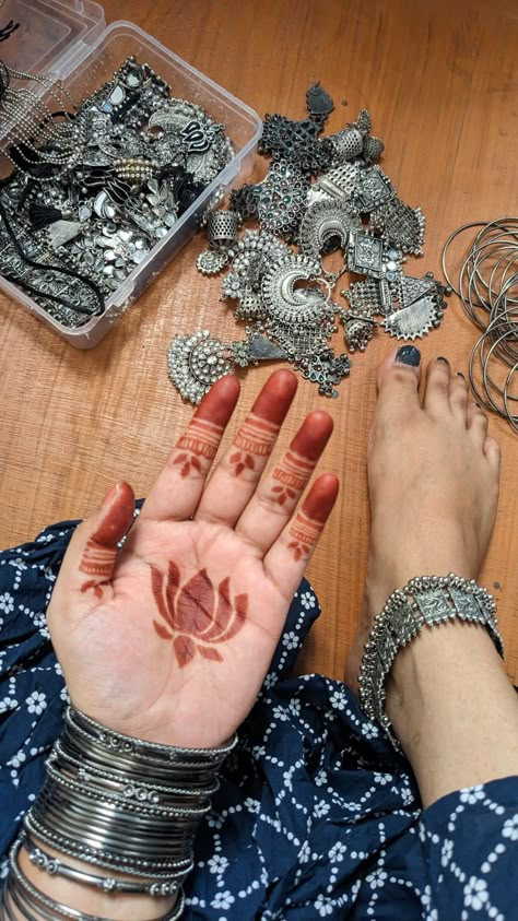 Henna Designs Front Hand Simple, Front Hand Simple Mehndi Designs, Front Hand Simple Mehndi, Henna Aesthetic, Henna Designs For Ramadan, Henna Designs For Eid, Eid Henna Designs, Henna Designs Front Hand, Simple Mehendi Designs