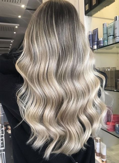 Ivey Blonde Balayage, Rooty Beige Blonde, Creamy Blonde Hair Dark Roots, Dimensional Blonde Dark Roots, Dimensional Blonde On Dark Hair, Creamy Blonde Balayage On Dark Hair, Creamy Blonde Hair Balayage Dark Roots, Sombre Hair Blonde, Creamy Blonde Balayage