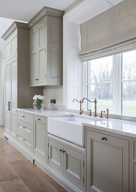 Cream Painted Kitchen Cabinets, Kitchens Without Upper Cabinets, Georgian Kitchen, Modern Georgian, Classic White Kitchen, Laundry Design, New Kitchen Designs, White Kitchen Design, Elegant Kitchens