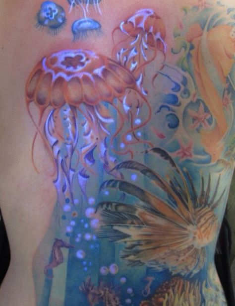 Love jelly fish! And amazing use of black light ink Lion Fish Tattoo, Kurt Tattoo, Uv Tattoo, Petit Tattoo, Octopus Tattoos, Jellyfish Tattoo, Theme Tattoo, Ocean Tattoos, Geniale Tattoos