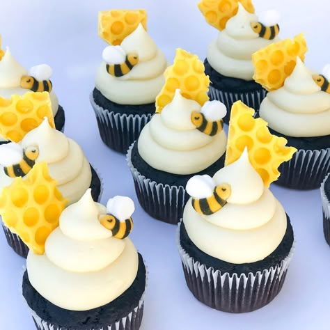 Winnie the Pooh cupcakes. Bee cupcakes. What will it bee? Honeycomb cupcakes.  Chocolate honeycomb. Beehive cupcakes. Baby shower cupcakes. Honey frosting. Honeybee Honeybee Cake, Paper Bee, Bee Cupcakes, Honeycomb Cake, Bee Theme Party, Bee Birthday Party, Bee Cakes, Torte Cupcake, Cute Desserts