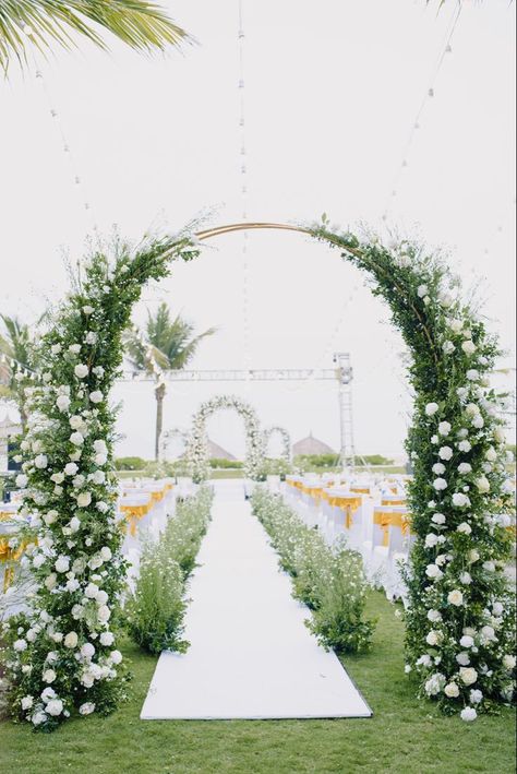 Outdoor Wedding Entrance, Wedding Walkway, Wedding Decorations Ideas, Wedding Gate, Gate Entrance, Reception Stage Decor, Church Wedding Flowers, Gate Decoration, Wedding Hall Decorations