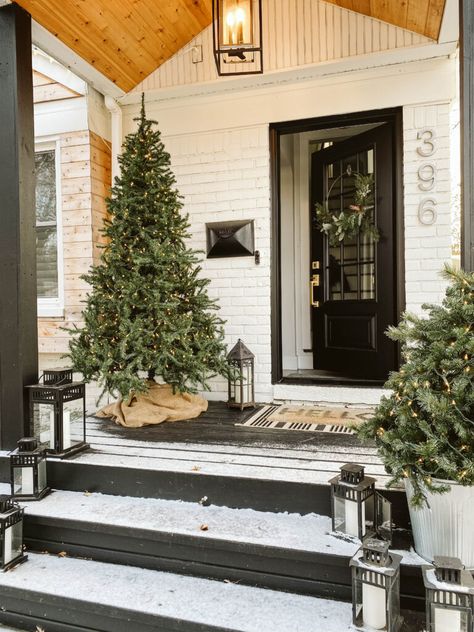 SIMPLE MODERN HOLIDAY HOME TOUR - CLARK   ALDINE  Simple modern wreath! 😍 Christmas Tree Front Porch, Christmas House Exterior, Christmas Exterior, Natal Natural, Winter Porch Decor, Winter Front Porch, White Exterior Houses, Modern Wreath, Winter Porch