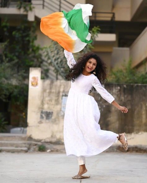 Dress For Independence Day India, Independence Day Dress Indian, Republic Day Photoshoot Ideas, Dress Poses Ideas, Independence Day Photoshoot, Independence Day Dress, Churidar Dress, India Republic Day, Independence Day Outfit