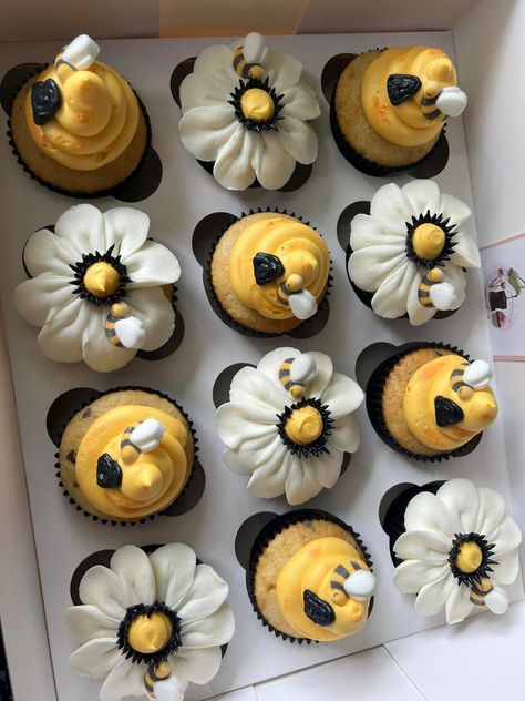 Daisy Cupcakes, Bee Cupcakes, Sophia Grace, Gender Reveal Cupcakes, Decorated Cupcakes, Cupcake Decorating Tips, Pastry School, Bee Cakes, Bee Baby Shower Theme