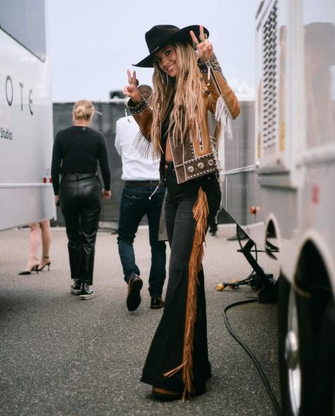 Western Performance Outfit, Hippie Country Concert Outfit, Laney Wilson Hats, Boujee Western Outfits, Hippie Cowgirl Outfits, Lainey Wilson Aesthetic, Western Alternative Outfits, Adina Core, Lainey Wilson Hair