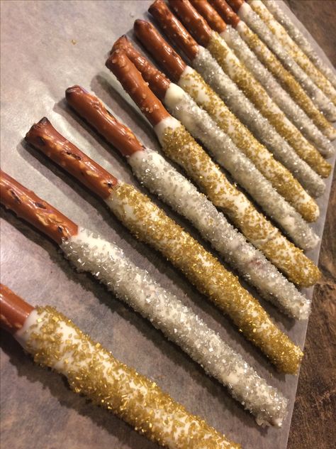 New Year Sparklers🎉 Melted almond bark over pretzel rods with festive sprinkles New Years Eve Rice Krispie Treats, New Years Chocolate Covered Pretzels, New Years Treats, January Decor, New Years Appetizers, New Year's Desserts, Creamy Pudding, Christmas Baking Recipes, Covered Pretzels