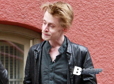 Macaulay Culkin stops to take some photographs with fans in New York City. The 'Home Alone' star recently made headlines for looking shockin... Watch Home Alone, Macaulay Culkin, Early Childhood Teacher, New Actors, Famous Americans, Child Actors, Poses For Photos, Home Alone, Celebrity Look