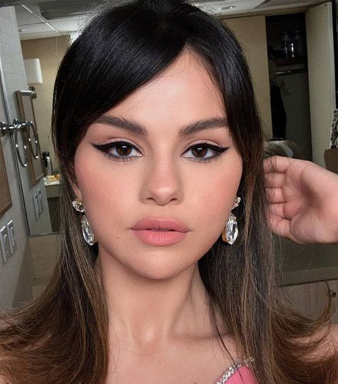 '60s-Inspired Cat-Eye Makeup Tips That Are So Easy to Copy | Who What Wear 60s Inspired Makeup, Selena Selena, Selena Gomez Makeup, How To Wear Makeup, Makeup Tip, Alex Russo, Fotos Ideas, Classic Makeup, Linda Hallberg