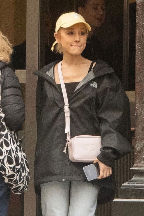 Ariana Grande Updates, Ariana Grande Outfits 2024, Ariana Grande Style 2024, Ariana Grande Street Style Casual, Ariana Grande 2022, Ariana Grande London, Ariana Grande Outfits Casual, Ariana Grande Selfie, Grammy Awards 2020