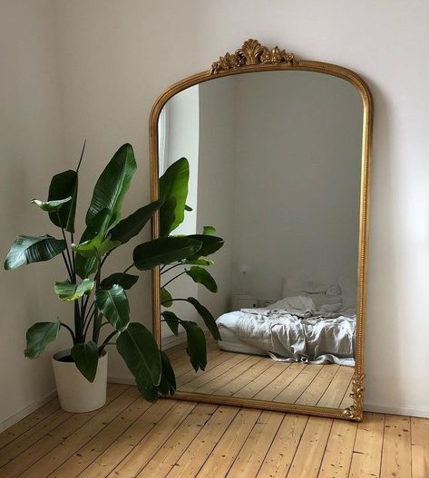 Standing Mirror Aesthetic Room, Big Gold Mirror Aesthetic, Parisian Mirror Living Rooms, Old Hollywood Glam Room, Spiegel Aesthetic, Living Room Spring Decor, Apartment Decor Room, Living Room Coffee Table Decor, Living Room Modern Farmhouse