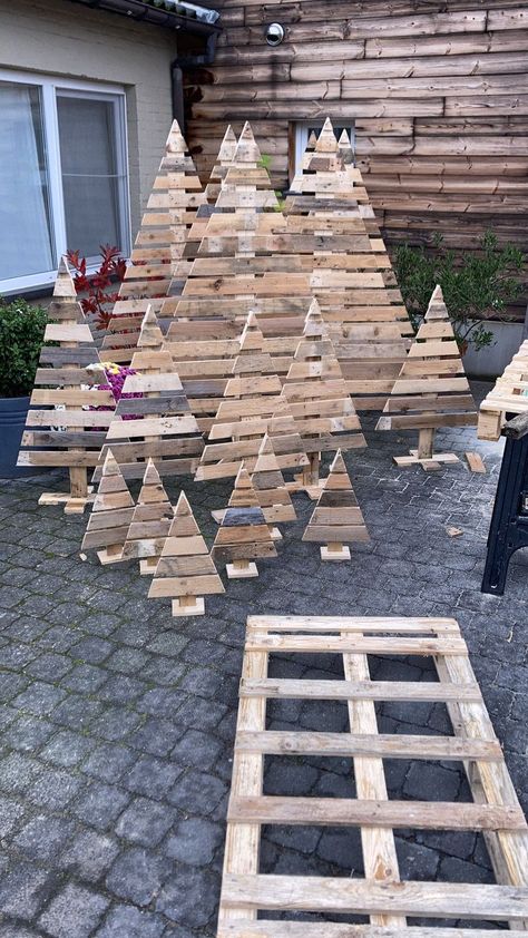 Wooden Pallet Christmas Tree, Wooden Xmas Trees, Pallet Wood Christmas Tree, Pallet Wood Christmas, Outdoor Christmas Diy, Christmas Diy Wood, Fall Decor Dollar Tree, Pallet Christmas Tree, Wooden Christmas Crafts