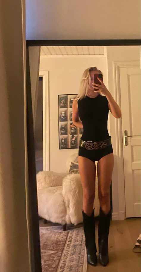 Zoi Lerma Outfit, Fred Again Concert Outfit, Festival Vibes Outfit, Hot Pants Outfit, Micro Shorts Outfit, Summer Festival Outfit Ideas, High Socks Outfits, Rave Fits, Outfit Look