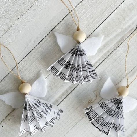 Want to make pretty paper angel ornaments for your Christmas tree? Then grab these free printables and make this easy Christmas craft. Diy Paper Angels, Paper Angel Ornaments, Paper Angels Diy, Craft Angels, Angel Ornaments Diy, Diy Christmas Angel Ornaments, Paper Angels, Easy Christmas Craft, Diy Angels