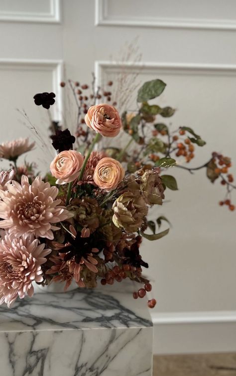 Muted Flower Arrangements, Moody Fall Florals, Vintage Wedding Florals, Dried And Fresh Flower Bouquet, Brown Flower Arrangements, Organic Wedding Flowers, Vintage Floral Bouquet, Bronze Wedding, Dusty Peach