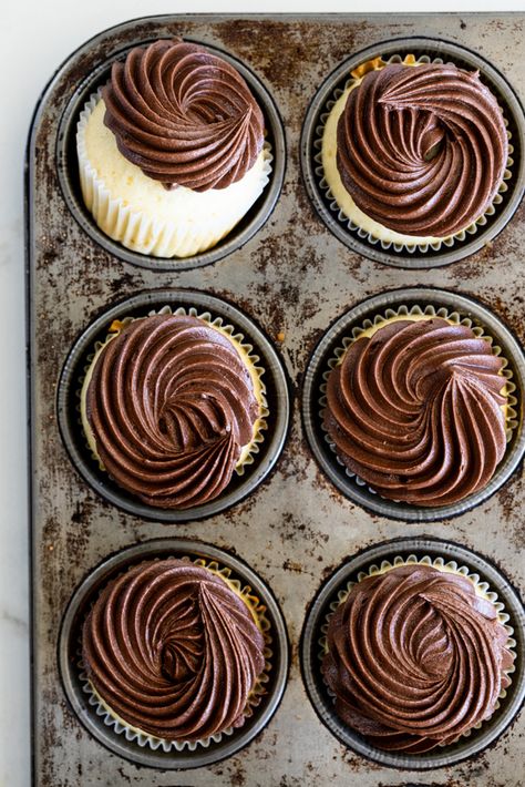 Frosting For Chocolate Cupcakes, Sweet Scones, Cupcakes With Chocolate Frosting, Stomach Rumbling, Moist Vanilla Cupcakes, Vanilla Muffins, Cupcakes With Chocolate, Decorating Frosting, Chocolate Frosting Recipes