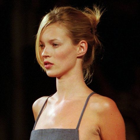 Kate Moss Hairstyle, Kate Moss Short Hair, Kate Moss Daughter, Kate Moss Aesthetic, 90s Kate Moss, Kate Moss Hair, Moss Aesthetic, 1990's Makeup, Supermodel Aesthetic