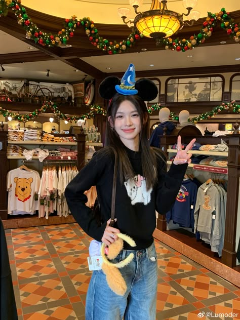 Shanghai Disneyland Outfit, Disneyland Winter Outfit Ideas, Japan Photo Ideas, Disney Outfits Winter, Tokyo Outfits, Japan Character, Disney Tokyo, Hospital Architecture, Disney Japan