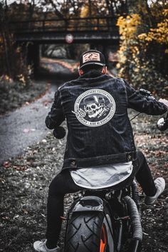 Biker Bandanas, Tatto Boys, Biker Clothing, Mens Fall Outfits, Biker Hoodie, Unique Outfit Ideas, Motorcycle Culture, Biker Lifestyle, Biker Outfit