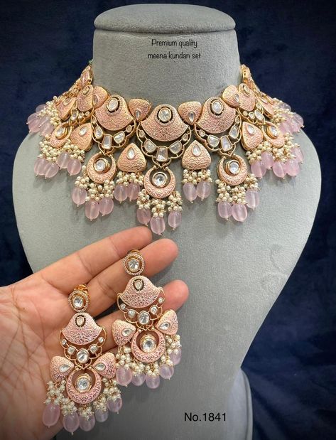 Jwellery Trending 2022, Jadau Sets, Sabyasachi Necklace, Indian Bridal Jewelry Kundan, Trendy Gold Necklace, Vintage Indian Jewelry, Aesthetic Edgy, Bridal Jewelry Sets Brides, Bridal Jewellery Inspiration