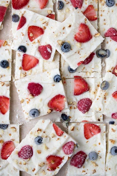 Frozen yogurt bark is a perfect healthy summer treat! Studded with blueberries, strawberries and almonds, this frozen yogurt bark is healthy and delicious. Ella Vegan, Yoghurt Bark, Easy Frozen Yogurt, Healthy Frozen Yogurt, Yogurt Bark Recipe, Weekday Lunches, Frozen Yogurt Bar, Frozen Yogurt Bark, Lexi's Clean Kitchen