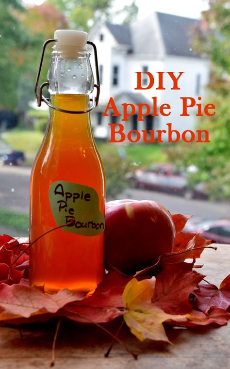 Apple Pie Bourbon, Diy Apple Pie, Diy Alcohol Gifts, Apple Pie Drink, Bourbon Apple Pie, Homemade Liqueur, Apple Wine, Apple Bourbon, Homemade Alcohol