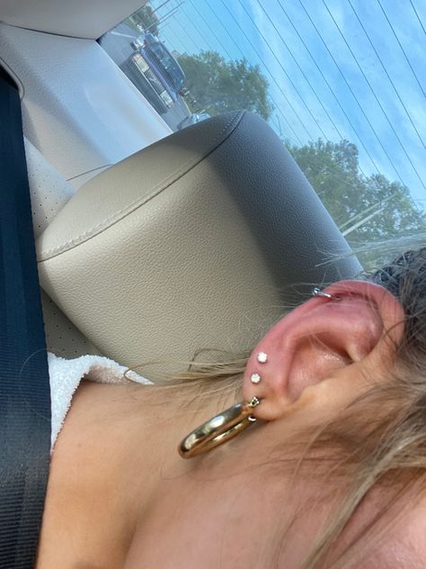 Cartlidge Piercing Jewelry, Aesthetic Helix Piercing, Helix Aesthetic, Helix Piercing Aesthetic, Cartlidge Earrings, Gold Earrings Aesthetic, Double Ear Piercings, Silver Jewlery, Double Piercing