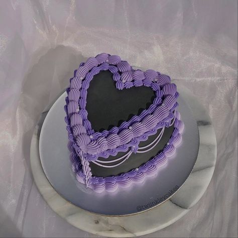 Heart Cake Designs, Gothic Birthday Cakes, Vintage Cake Decorating, Heart Cake Design, Gothic Cake, Vintage Heart Cake, Heart Birthday Cake, 14th Birthday Cakes, Purple Cakes Birthday