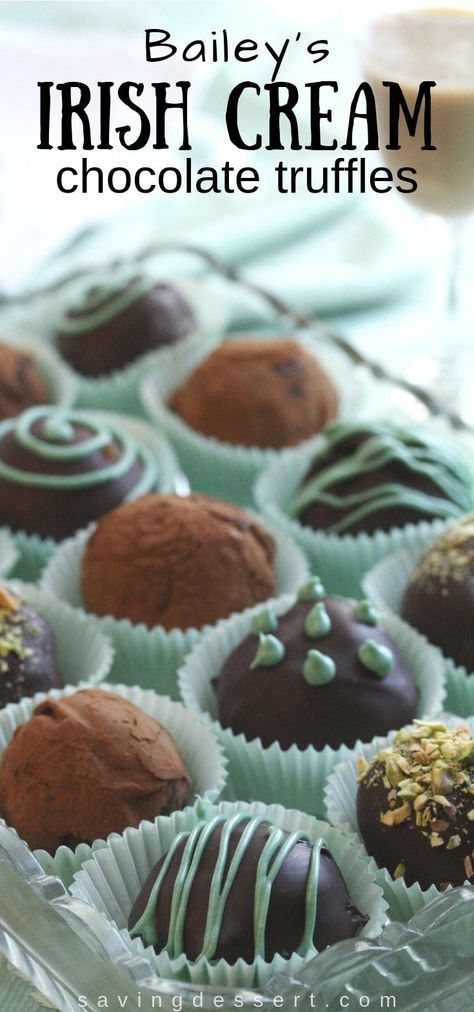 Bailey's Irish Cream Chocolate Truffles Irish Cream Truffles, Truffle Recipe Easy, Cheesecake Truffles, Homemade Truffles, Dessert Truffles, Candy Truffles, Cream Candy, Boozy Desserts, Dessert Aux Fruits