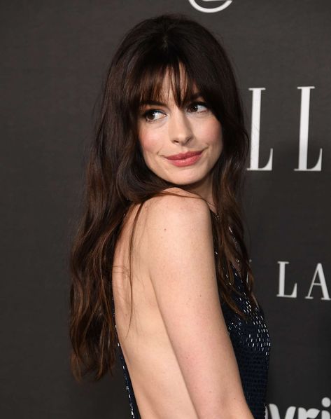 Anne Hathaway Long Hair, Anne Hathaway Makeup, Anne Hathaway Hair, Celebrity Style Icons, Tousled Hair, Low Maintenance Haircut, 2024 Style, Deep Winter, Anne Hathaway